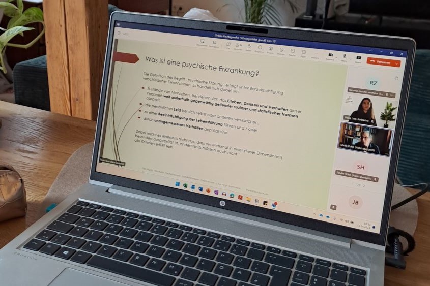 Laptop mit Präsentation des Online-Fachtages "Störungsbilder gemäß ICD-10" der albakademie GmbH